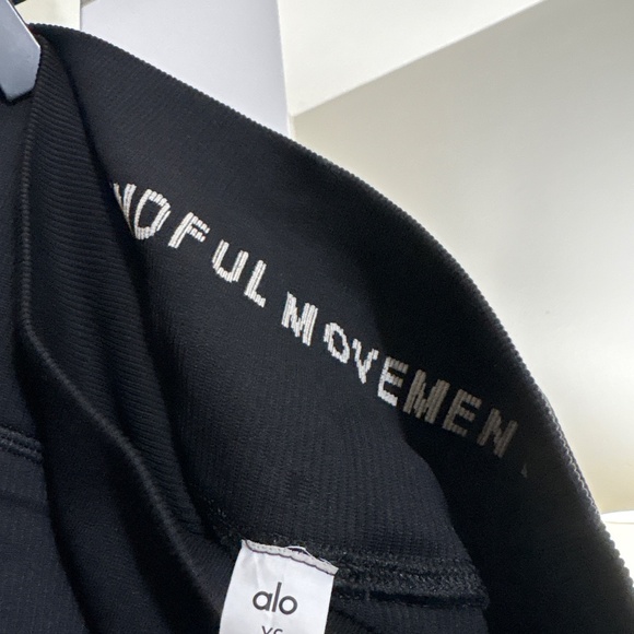 ALO Yoga Seamless Ribbed Cropped Serene Short Sleeve + Ribbed Leggings XS S NWT - Picture 5 of 7